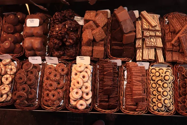 Pralinas de chocolate em um mercado — Fotografia de Stock