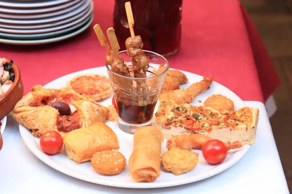 Verschiedene spanische Tapas — Stockfoto