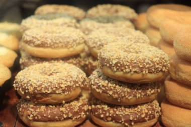 Çikolatalı, buzlu çörek.