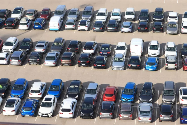 Coches en un aparcamiento en Francia — Foto de Stock