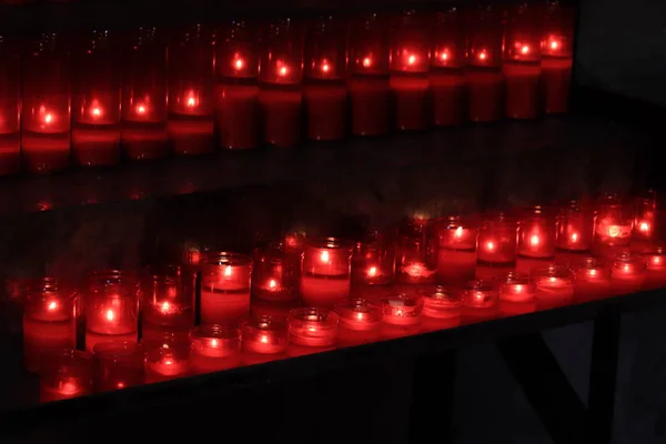 Bougies votives dans une église — Photo