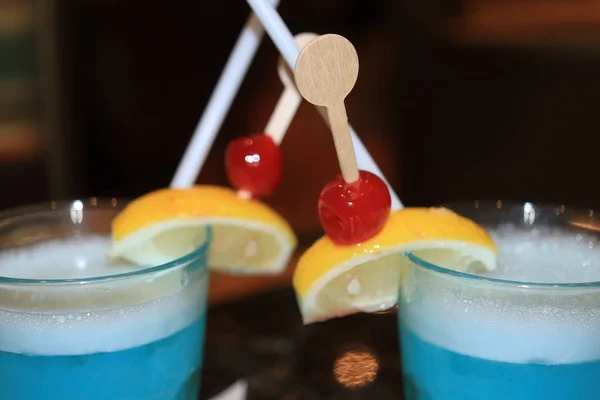 Голубой коктейль с фруктами — стоковое фото