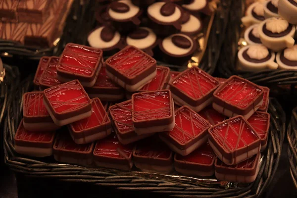 Pralinas de chocolate em um mercado — Fotografia de Stock