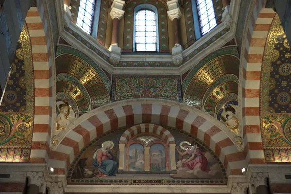 Marsella, Francia - 25 de septiembre de 2019: Catedral de Notre Dame De La Garde — Foto de Stock