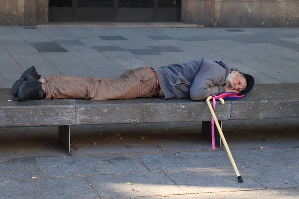 Barcelona, Spain - september 29th, 2019: old man sleeping — Stock Photo, Image