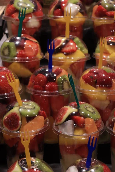 Ensalada de frutas en un recipiente — Foto de Stock