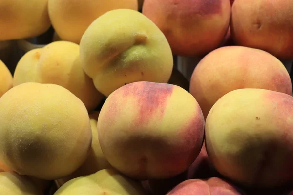 Pêssegos no mercado — Fotografia de Stock