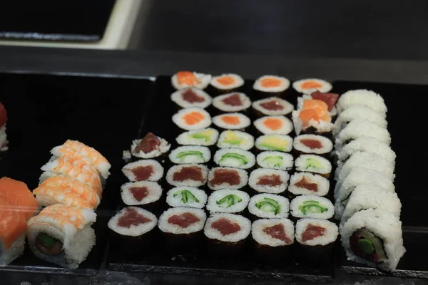 Japonské sushi na displeji — Stock fotografie