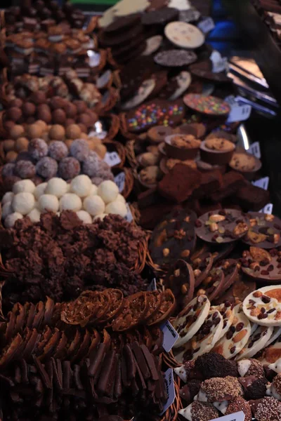 Pralinés de chocolate de luxo em um mercado — Fotografia de Stock