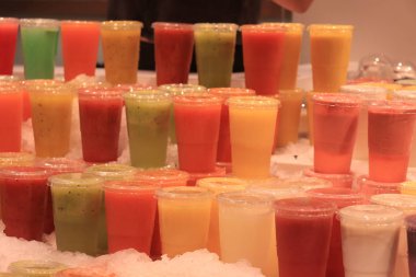 Buzlu taze meyve püresi.