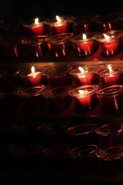 Votieve kaarsen in een kerk — Stockfoto