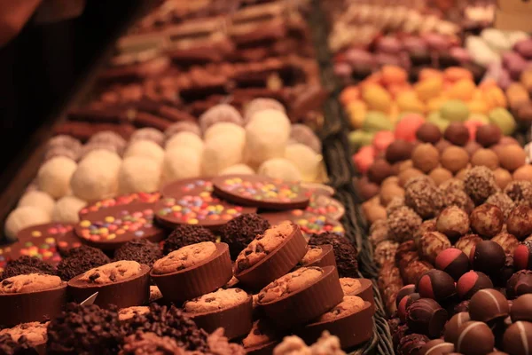 Pralinas de chocolate em um mercado — Fotografia de Stock