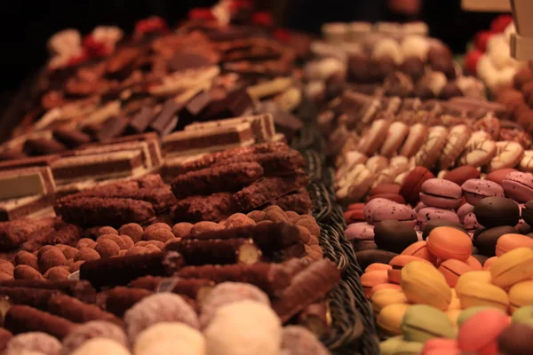 Pralinés de chocolate en un mercado —  Fotos de Stock