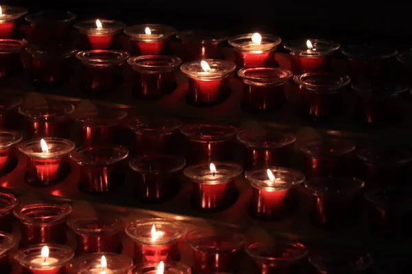 Velas votivas en una iglesia —  Fotos de Stock