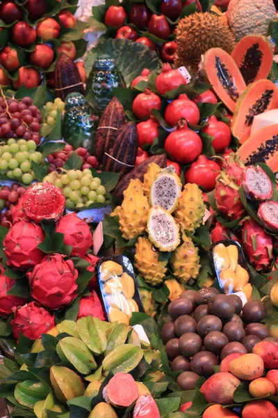 Trópusi gyümölcsök a spanyol piacon — Stock Fotó
