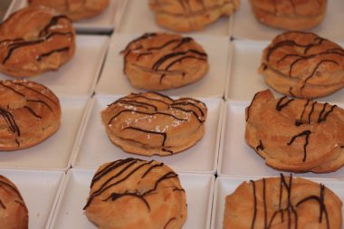 Çikolatayla süslenmiş profiteroller.