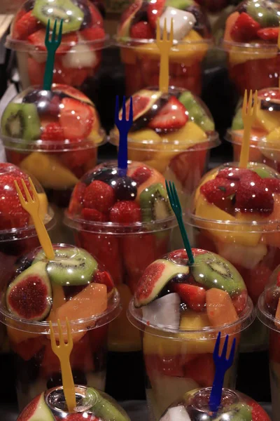 Ensalada de frutas en un recipiente —  Fotos de Stock