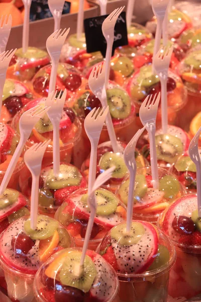 Salade de fruits dans un récipient — Photo