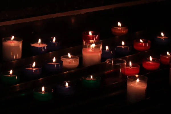 Вотивные свечи в церкви — стоковое фото
