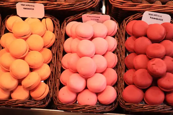 Macarons på displayen — Stockfoto