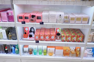 Amsterdam Schiphol Havaalanı, Hollanda - 24 Eylül 2019: Valentino ve Hermes parfümleri