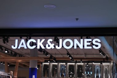 Barselona, İspanya - 29 Eylül 2019: Jack ve Jones alışveriş merkezinden alışveriş