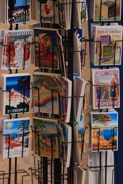 Marseille, Ranska - syyskuu 25th 2019: Postikortteja myytävänä — kuvapankkivalokuva