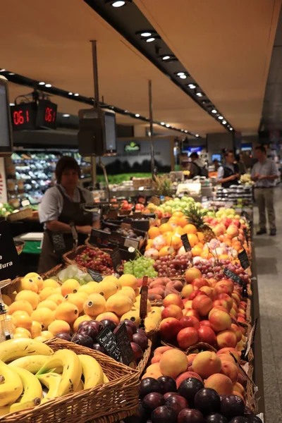 스페인 바르셀로나 - 2019 년 9 월 30 일: 슈퍼마켓에서 과일 — 스톡 사진
