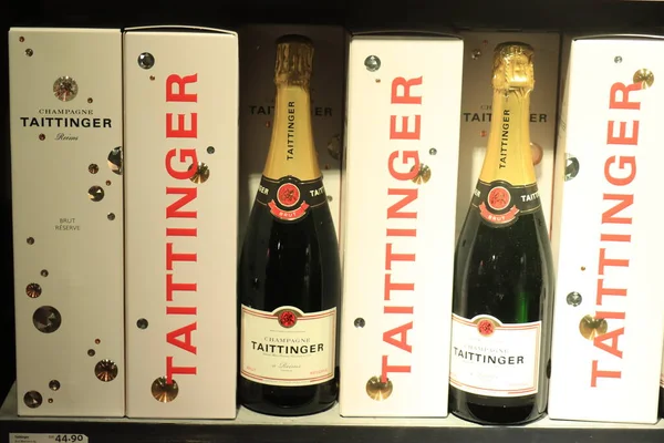 Amsterdam Schiphol Airport, Países Bajos - 24 de septiembre de 2019: Taittinger Champagne en una licorería —  Fotos de Stock