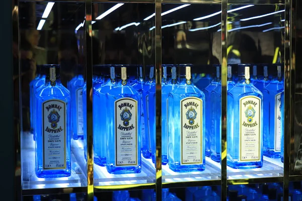 Amsterdam Schiphol Airport, Nizozemsko - 24. září 2019: Bombay Sapphire bottle in liquor store — Stock fotografie
