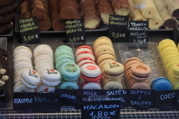 Barcellona, Spagna - 29 settembre 2019: Macaron e cioccolatini in un negozio — Foto Stock