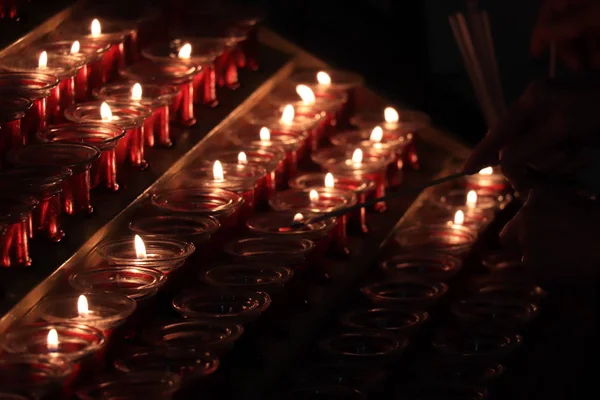 Velas votivas en una iglesia — Foto de Stock