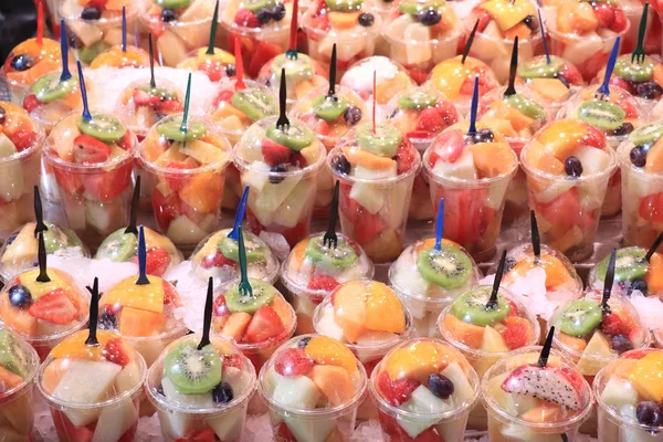 Salada de frutas em um recipiente — Fotografia de Stock