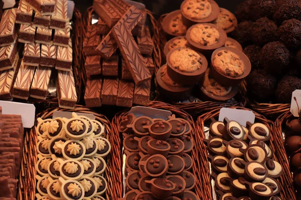 Lussuose praline al cioccolato in un mercato — Foto Stock