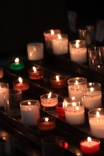 Votieve kaarsen in een kerk — Stockfoto