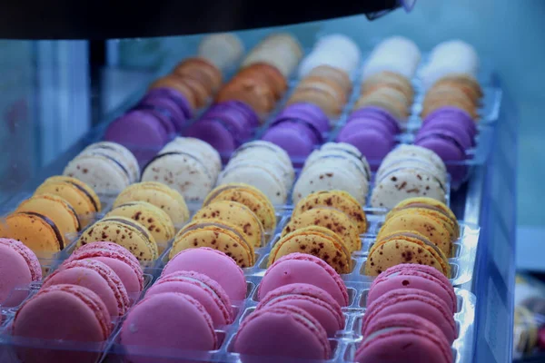 Macarons i olika färger — Stockfoto