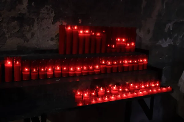 Candele votive in una chiesa — Foto Stock