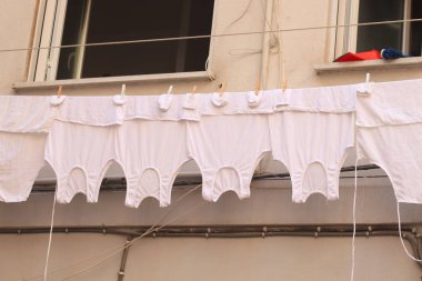 Çamaşırları yıkadım, ipe asıldım.