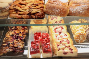 Dükkan vitrininde şekerleme