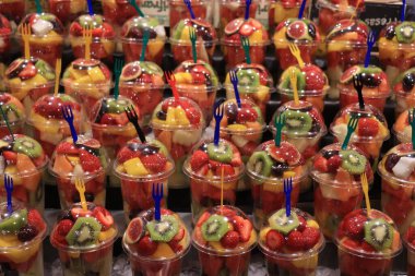 Meyve salatası kabın içinde