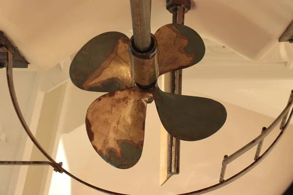 Brass ship propeller — Stock Photo, Image