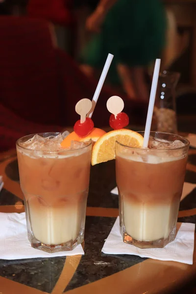 Cocktail mit Früchten im Glas — Stockfoto