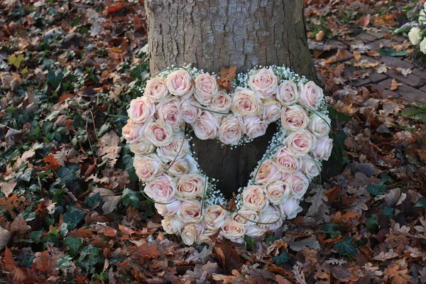 Heart shaped sympathy flowers — Stock Photo, Image