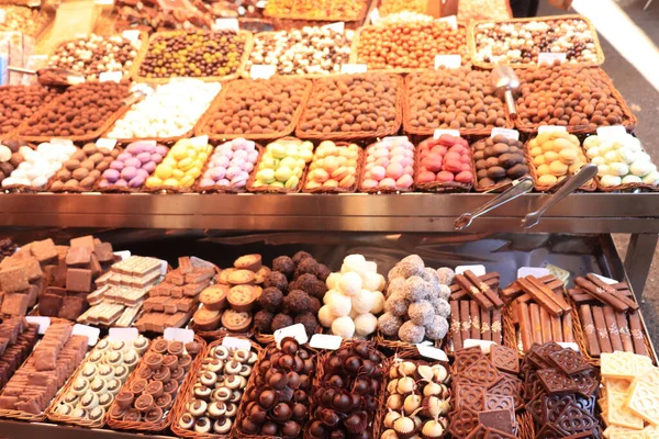 Macarões e chocolates — Fotografia de Stock