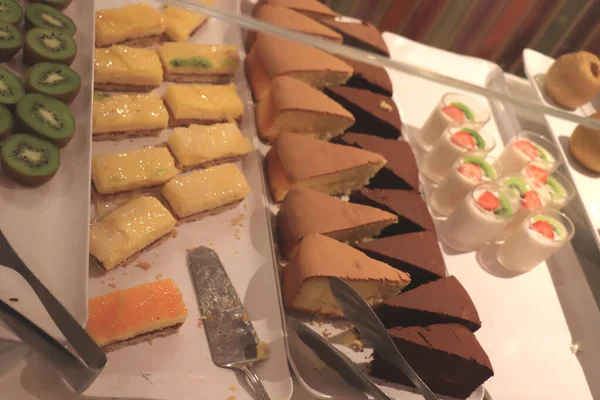 뷔페에서 먹는 케이크 — 스톡 사진