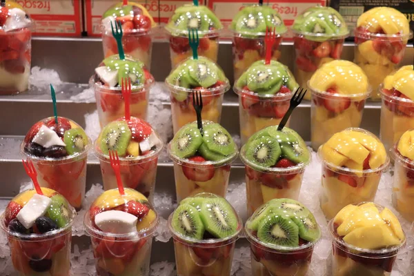 Fruitsalade in een recipiënt — Stockfoto