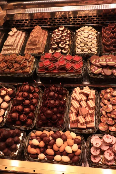 Pralinés de chocolate de lujo en un mercado — Foto de Stock