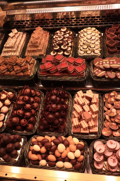 Pralinés de chocolate de luxo em um mercado — Fotografia de Stock