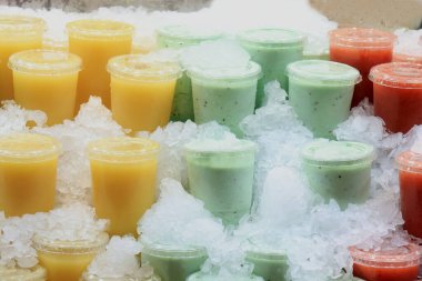 Buzlu taze meyve püresi.