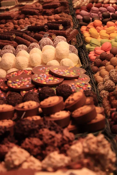 Pralinas de chocolate em um mercado — Fotografia de Stock